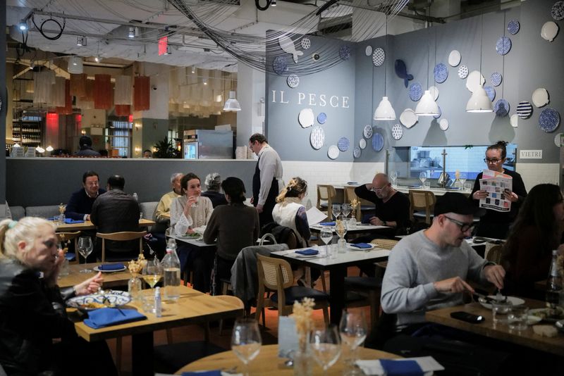 US asks restaurant companies to promote healthier foods to children