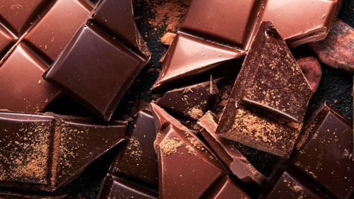 Detienen a una mujer en Rusia por robar 223 tabletas de chocolate y comérselas