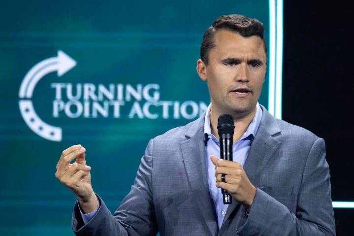 El comentarista Charlie Kirk, aliado de Trump, asesinado de un disparo en una universidad