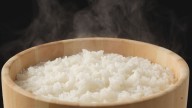 El arroz quedará más sabroso si eliminas el agua hirviendo y lo cocinas en una mejor alternativa