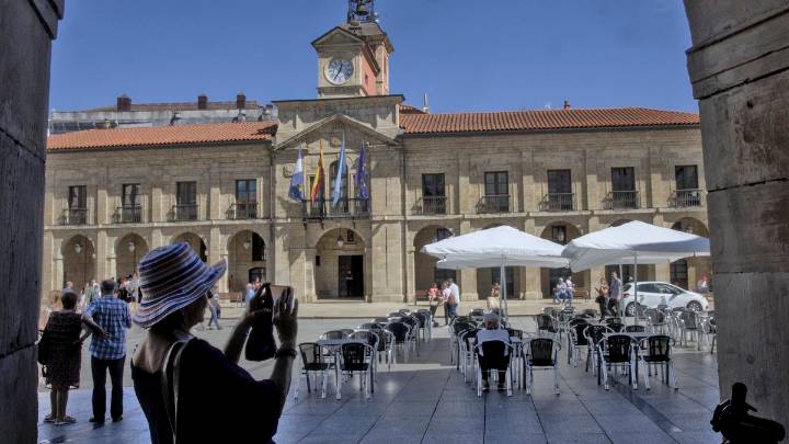 Hoteles llenos y calles con ambiente: Avilés alarga el verano hasta otoño