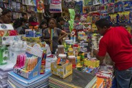 Familias enfrentan alzas de hasta 50% en útiles; buscan formas de reducir gastos