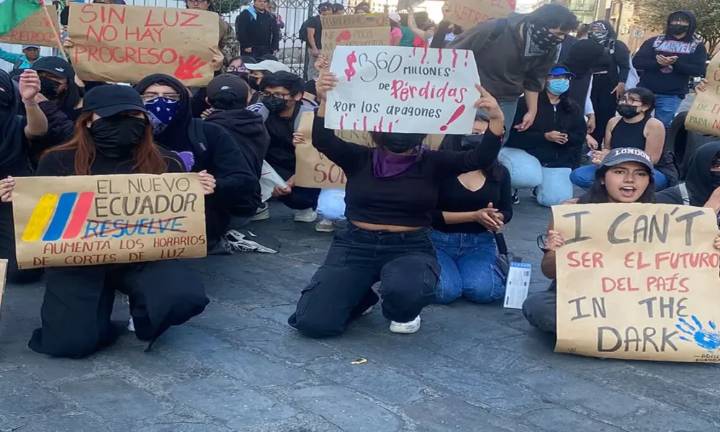 Universitarios en Ecuador protestan contra Noboa