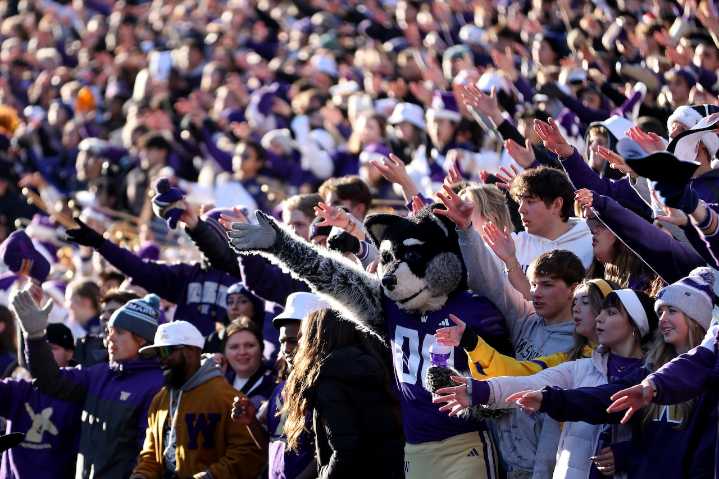 How to watch Washington Huskies vs Cal Davis football streaming free tonight: TV channel, start time