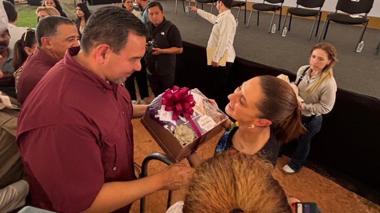 “Amor con amor se paga”: entregó Cruz obsequios indígenas a Sheinbaum