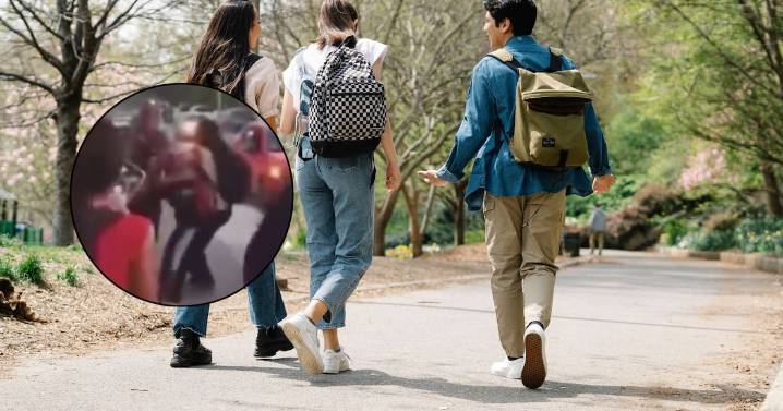 Captan a estudiantes atacando a una compañera frente a su madre
