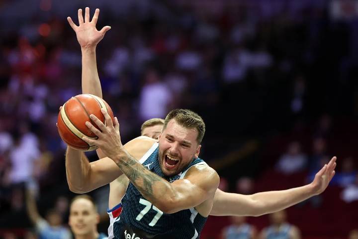 EuroBasket: La enésima exhibición de Doncic sorprende a Italia y lleva a Eslovenia a cuartos de final
