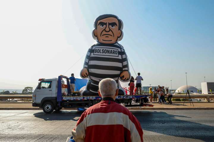 Estudiantes exhiben en Brasilia un muñeco inflable de Bolsonaro vestido de recluso