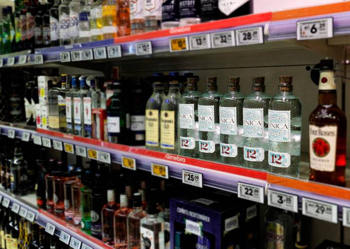 Esta es la ginebra hecha en Aragón que está (en silencio) poniéndose de moda