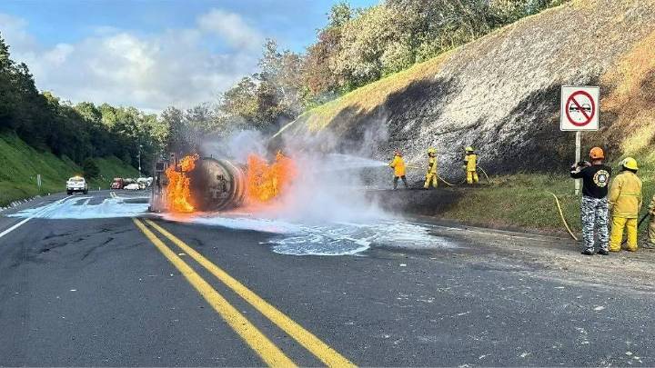 Alerta Vial en la México-Tuxpan por volcadura e incendio de pipa