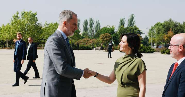 La izquierda intenta enfrentar a Ayuso con el Rey Felipe VI