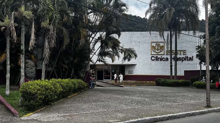 Por lluvia se encharcó área de urgencia de la clínica hospital del ISSSTE en Orizaba