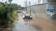 Carros anegados al intentar cruzar por el puente de fierro