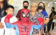 Con traje de Spiderman, Nathan celebra haber vencido la leucemia