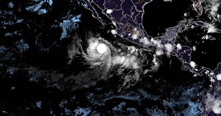 ‘Narda’ se intensifica a huracán categoría 2; persistirán lluvias en Jalisco, Colima y Michoacán