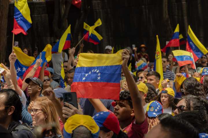 Juez federal bloquea cancelación del TPS para venezolanos y haitianos