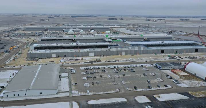 Rich Miller: Future of Illinois data centers snag energy bill talks