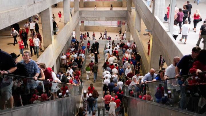 Dolientes hacen fila para asistir al funeral de Charlie Kirk