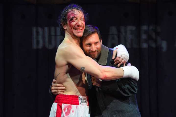 Lionel Messi enloqueció la calle Corrientes en su visita a Rocky, la obra de Nicolás Vázquez