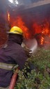 Incendio en un edificio abandonado causó alerta y movilizó a dotaciones de bomberos