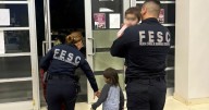 Resguardan a dos menores y detienen a sus padres