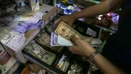 Devaluación sin freno: Dólar BCV arrancó otra semana por las nubes
