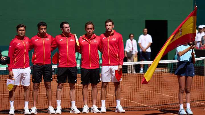 España juega sin red y contra su historia en la Copa Davis