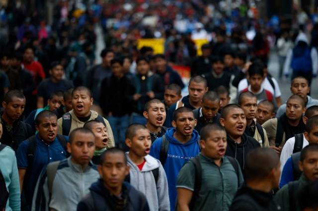 Miles de personas salen a la calle para pedir justicia por los 43 estudiantes de Ayotzinapa