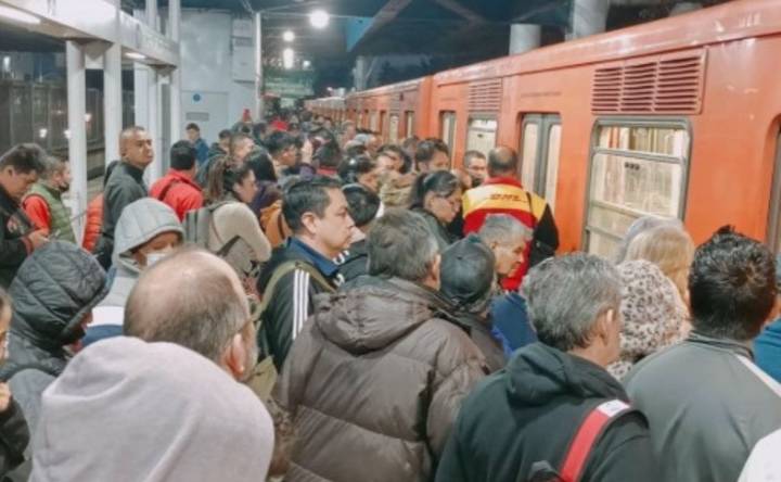 Mañana caótica en el Metro CDMX; retrasos y andenes saturados en cuatro líneas
