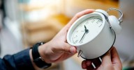 Cambio de hora este sábado: Los 8 pasos para regularizar el reloj biológico y evitar fatiga, sueño o insomnio