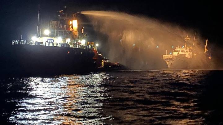 Polémica tras incendio en flotilla humanitaria rumbo a Gaza; en medio de versiones encontradas, presidente Petro culpa a Netanyahu