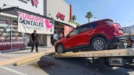 Conductora distraída se equivoca de pedal y estrella su carro contra consultorio dental