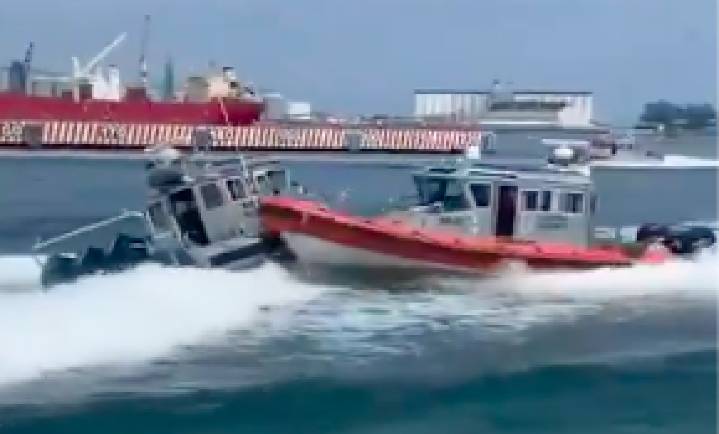 Chocan dos embarcaciones de la SEMAR en el malecón de Veracruz