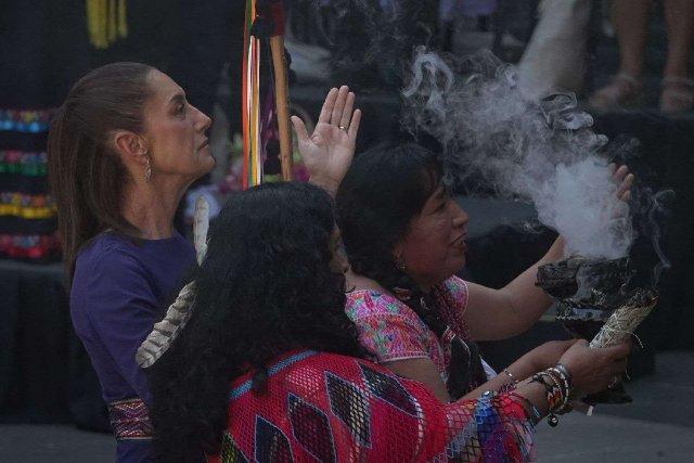 México celebra por primera vez el Día de la Mujer Indígena con bandera a toda asta