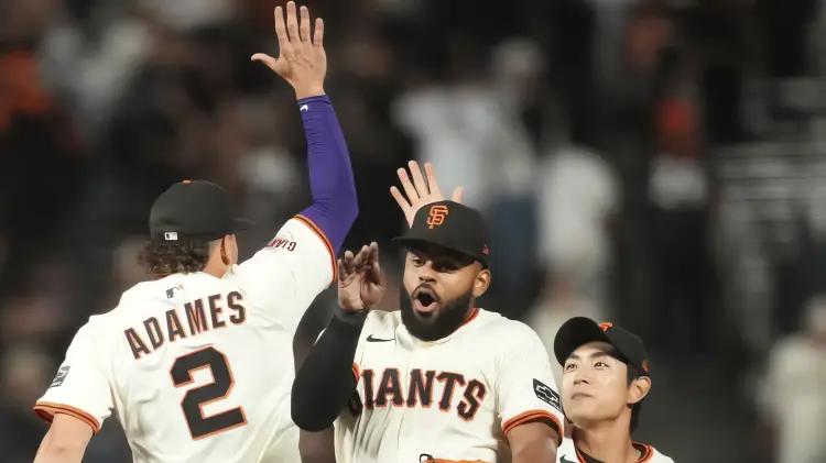 Gigantes arrasan con 11-5 y mantienen viva la esperanza postempora
