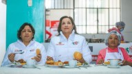 Presidenta Dina Boluarte comparte desayuno con madres de Lurín y alienta a votar por el pan con chicharrón