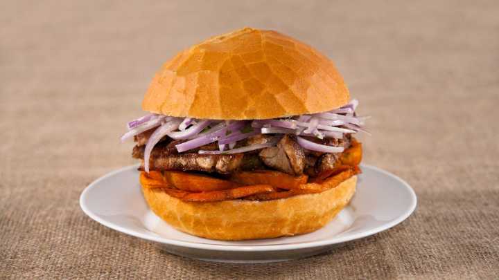 Perú conquista el paladar global: el pan con chicharrón gana el Mundial de Desayunos de Ibai Llanos