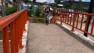 Cableado mal puesto sobre puente peatonal representa un riesgo en Urías