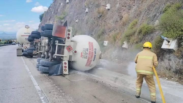 Vuelca pipa de gas LP en Arco Norte dirección Pachuca