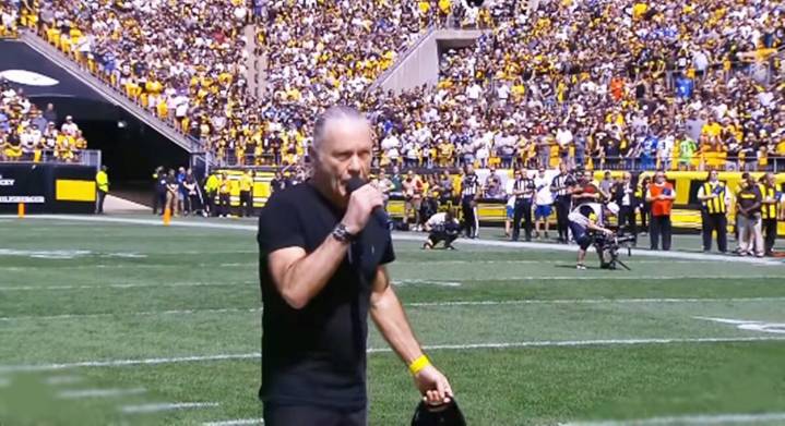 Bruce Dickinson, de Iron Maiden, cambia el metal por la NFL; entona himno nacional de EU