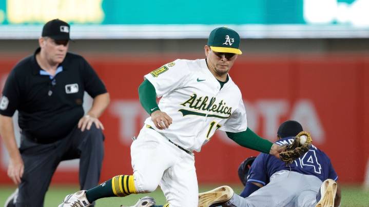Brewers sign former Athletics infielder Luis Urías to minor league contract