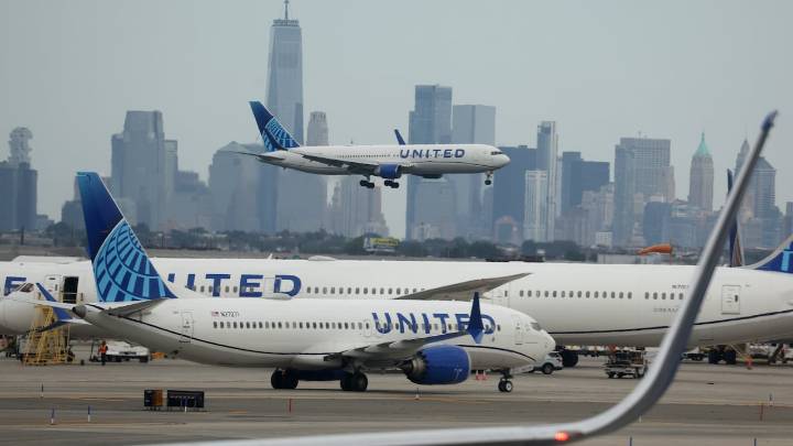 Caos aéreo en EE. UU.: United y American Airlines paralizan todos sus vuelos por misteriosas fallas técnicas