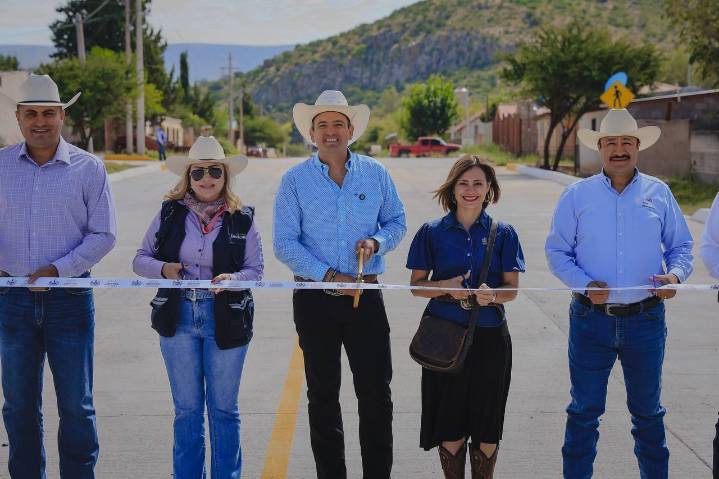 Inaugura alcalde pavimentación de calle en El Charco