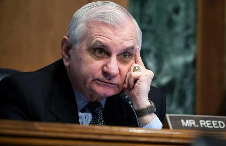 Sen. Jack Reed afirma que el Pentágono no presentó pruebas concluyentes de que los supuestos narcotraficantes muertos en el ataque al bote fueran pandilleros