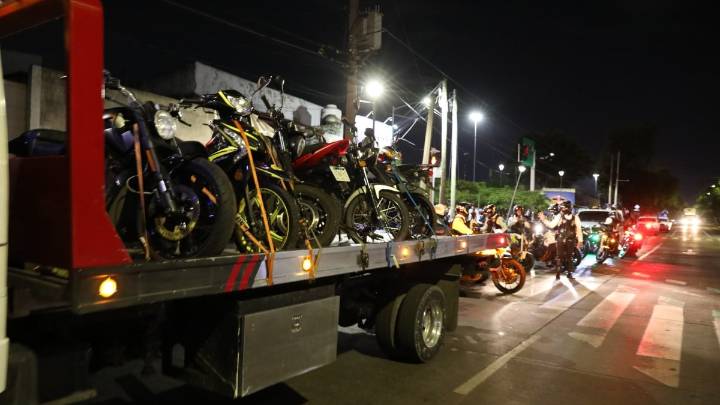 Operativo contra motocicletas en Tlajomulco escala a violenta riña campal: 2 detenidos y 15 motos incautadas