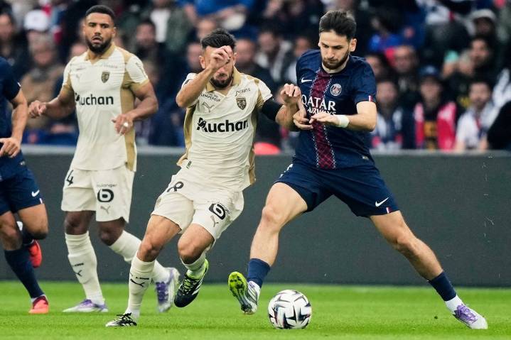 Kvaratskhelia recovers from injury to join PSG squad for Champions League opener