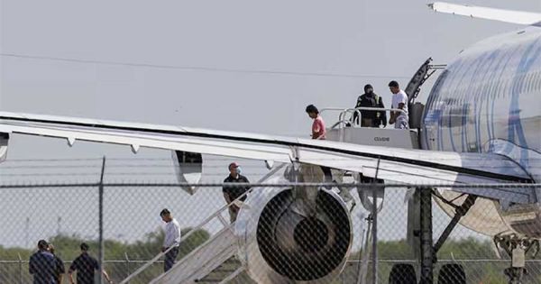 Primer grupo de deportados argentinos de EE. UU. regresa a su país