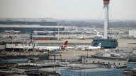 El aeropuerto de Heathrow cierra y evacúa una de sus terminales por un posible incidente con materiales peligrosos