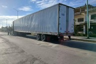Falla mecánica deja varado tractocamión y causa caos vial en Escárcega