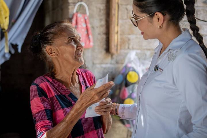 Geraldine Ponce condona adeudo de agua a la señora María Leticia, sustento de su hogar